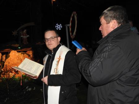 Jaslice v Dvorjah je blagoslovil cerkljanski župnijski upravitelj Martin Leban